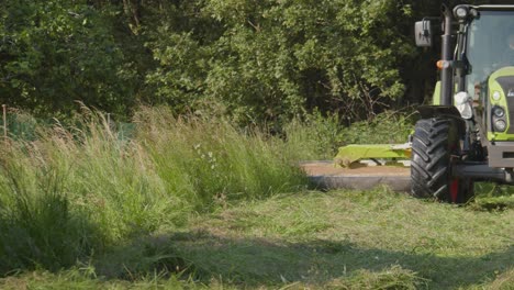 Mähtraktor-Schneidet-Grassilage-Auf-Dem-Feld