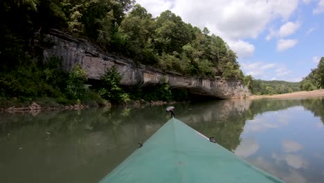 kayak en el río nacional buffalo acantilados y reflejos escénicos