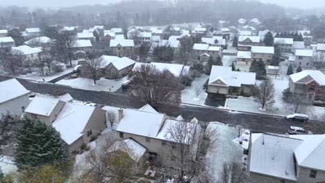 Amerikanische-Häuser-Im-Winterschnee