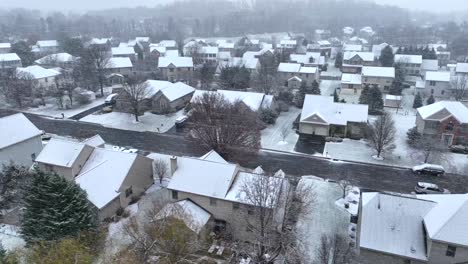 casas americanas durante la nieve del invierno