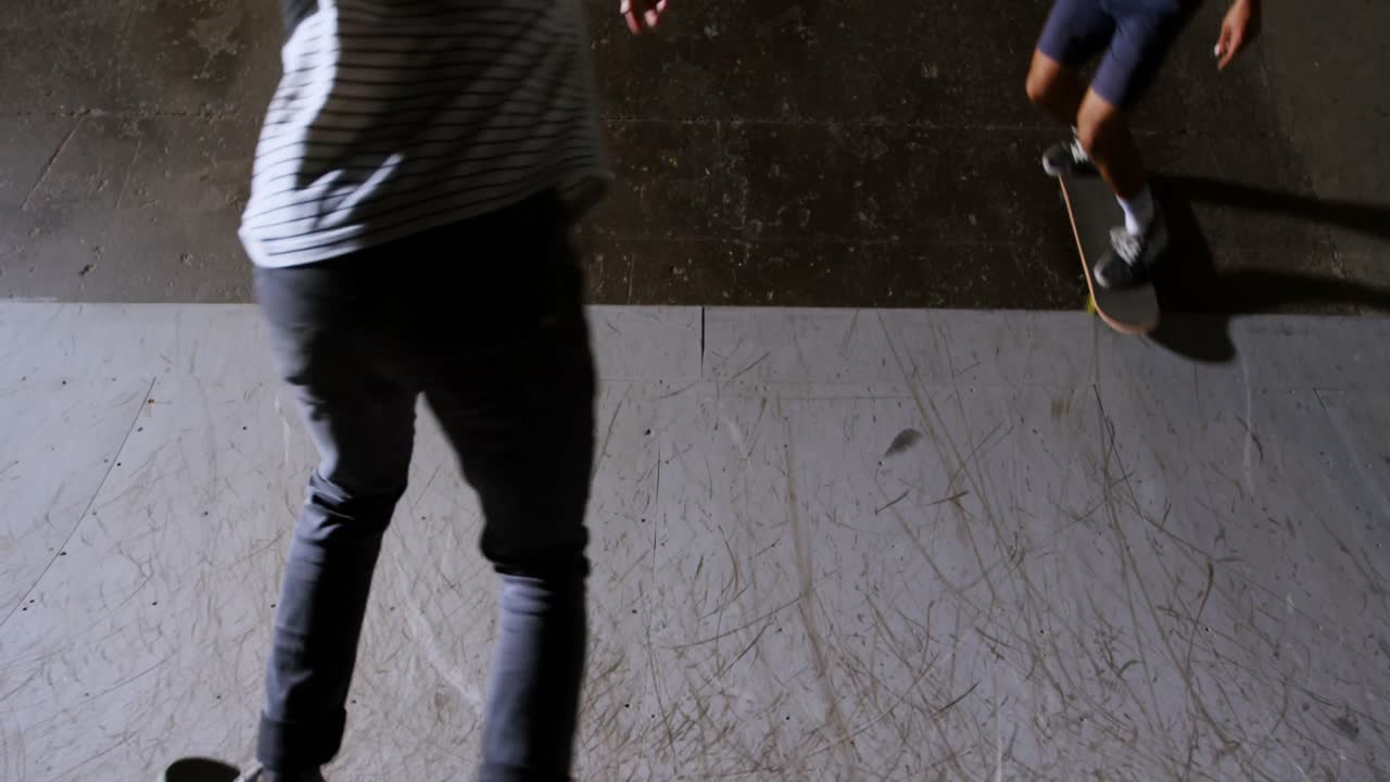 Amici che praticano skateboard 4k