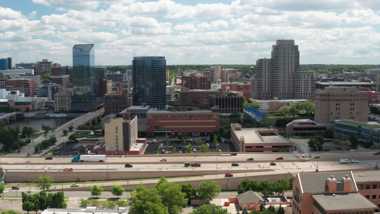 Skyline di Grand Rapids, Michigan, con autostrada e auto in movimento, video stabile da drone