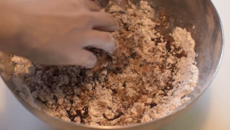 mezclar ingredientes húmedos y secos para obtener masa de caramelo para galletas de halloween y navidad