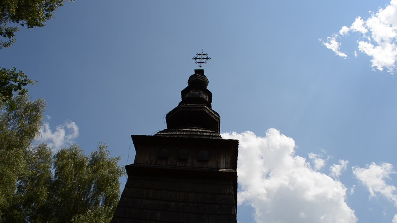 Chiesa e cielo. Una vecchia chiesa ortodossa in legno spostata da un villaggio vicino e reinstallata nel museo di architettura popolare "Shevchenko Guy". Leopoli, Ucraina