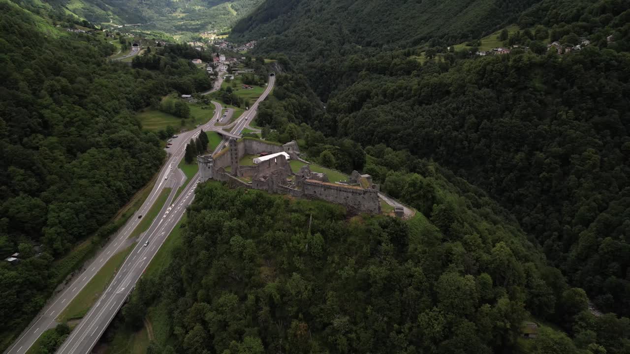 ruinas del castillo medieval en una colina en mesocco en un gran valle de montaña, suiza