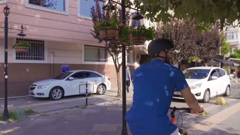 joven en bicicleta en la ciudad.
