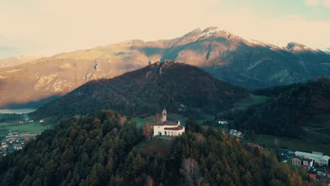 imágenes aéreas de una pequeña ciudad entre los alpes italianos