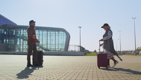 Älterer-Alter-Ehemann-Und-Ehefrau,-Rentner,-Touristen,-Treffen-Im-Flughafenterminal-Nach-Der-Reise