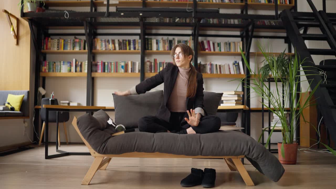 mujer estirándose en la oficina de casa