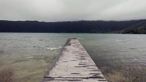 Bootssteg-Am-Wasser-Bei-Stürmischem-Wetter