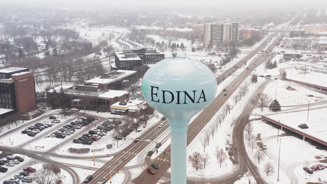 aéreo, torre de agua de edina en edina, minnesota durante la temporada de invierno