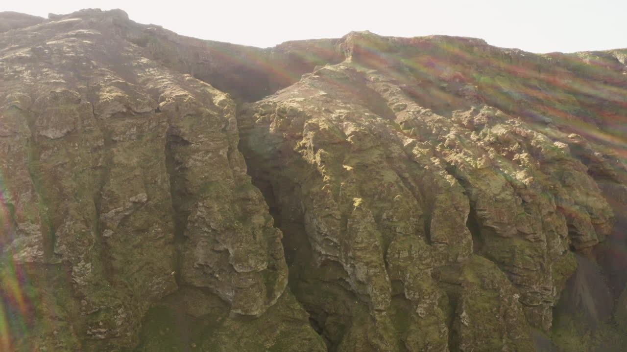 llamarada solar de verano sobre el desfiladero de rauðfeldsgjá plagado de charranes árticos en la península de snæfellsnes en el oeste de islandia