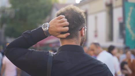 el hombre que busca e intenta encontrar a su amigo.