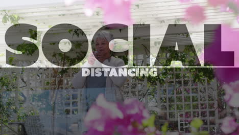 texto de distanciamiento social contra mujer mayor afroamericana bebiendo café en el jardín