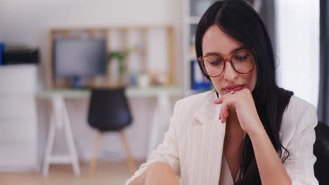 Retrato-De-Una-Empresaria-Pensativa-Y-Ligeramente-Triste-En-El-Cargo