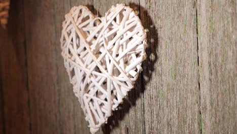 Diseño-De-Decoración-De-Corazón-De-Amor-Tejido-Colgado-En-La-Pared-De-Madera