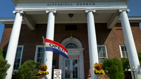 bandera abierta que agita el museo histórico y la biblioteca de investigación de la sociedad de investigación del condado de ontario en canandaigua, nueva york