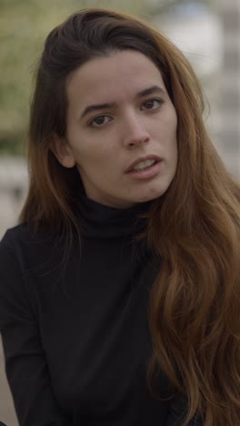 retrato de una mujer joven con cabello largo y marrón