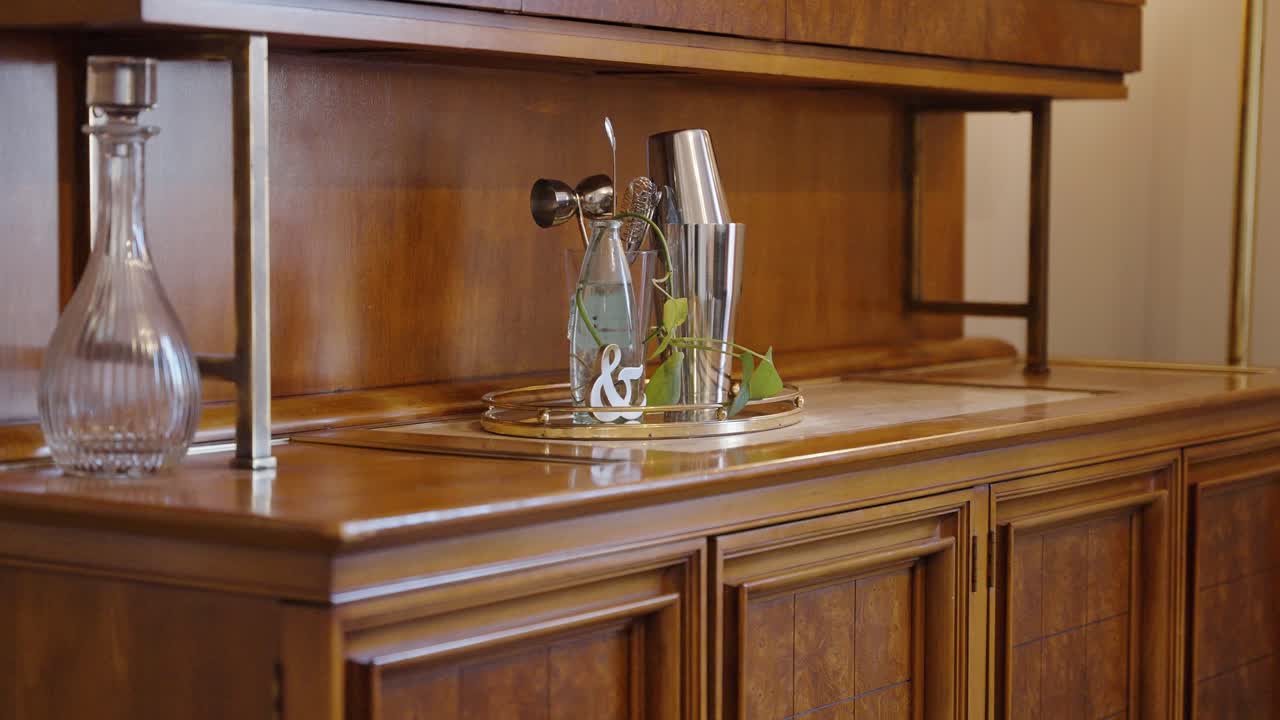 estación de cócteles y bar en casa en una casa de estilo vintage