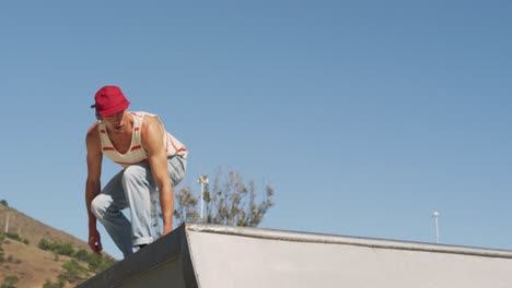 blanke man rijdt en springt op skateboard op een zonnige dag