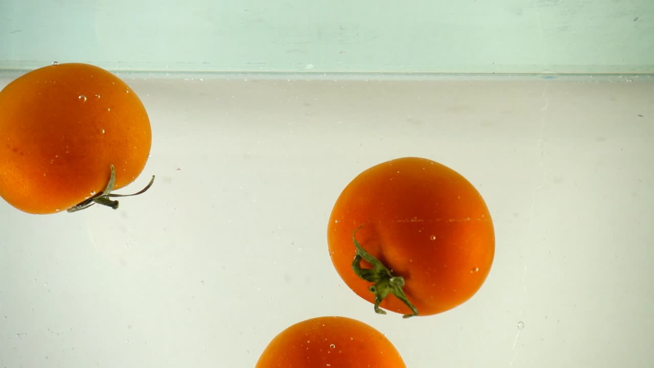 Tomater i vand. Slowmotion
