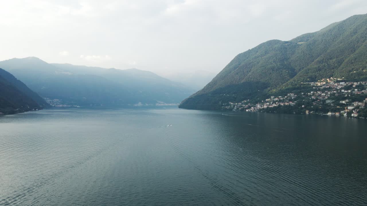 이탈리아의 코모 호수 중심부를 돌아다니는 드론