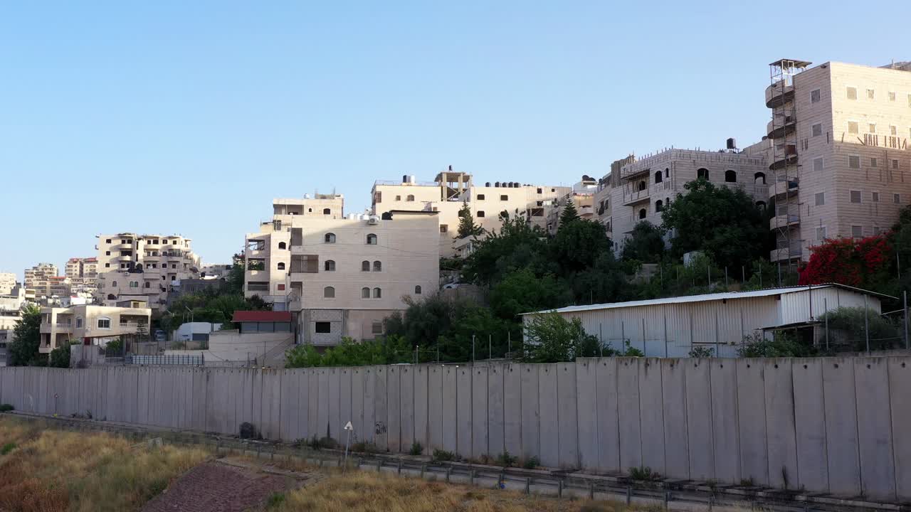 Campo profughi di Anata in Palestina dietro un muro di cemento - vista aerea