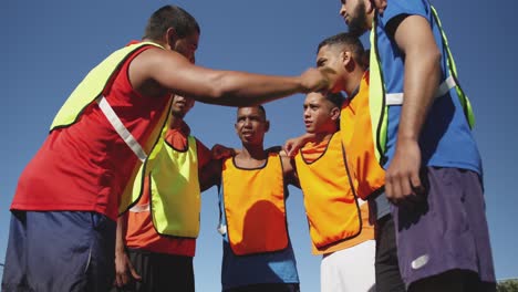 jugadores de fútbol que planean una estrategia en el campo