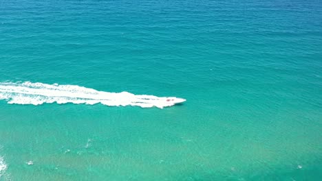 una increíble foto de un dron de un barco navegando en el océano atlántico sur