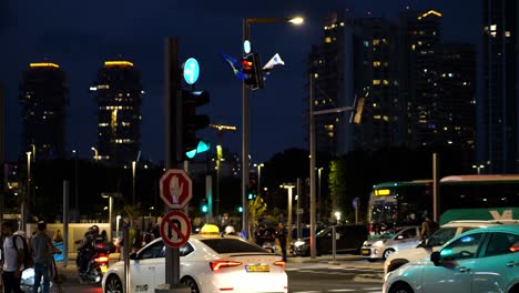 Autos-Fahren-An-Grüner-Ampel-In-Kreuzung,-Ampel-Wechselt-Von-Rot-Auf-Grün