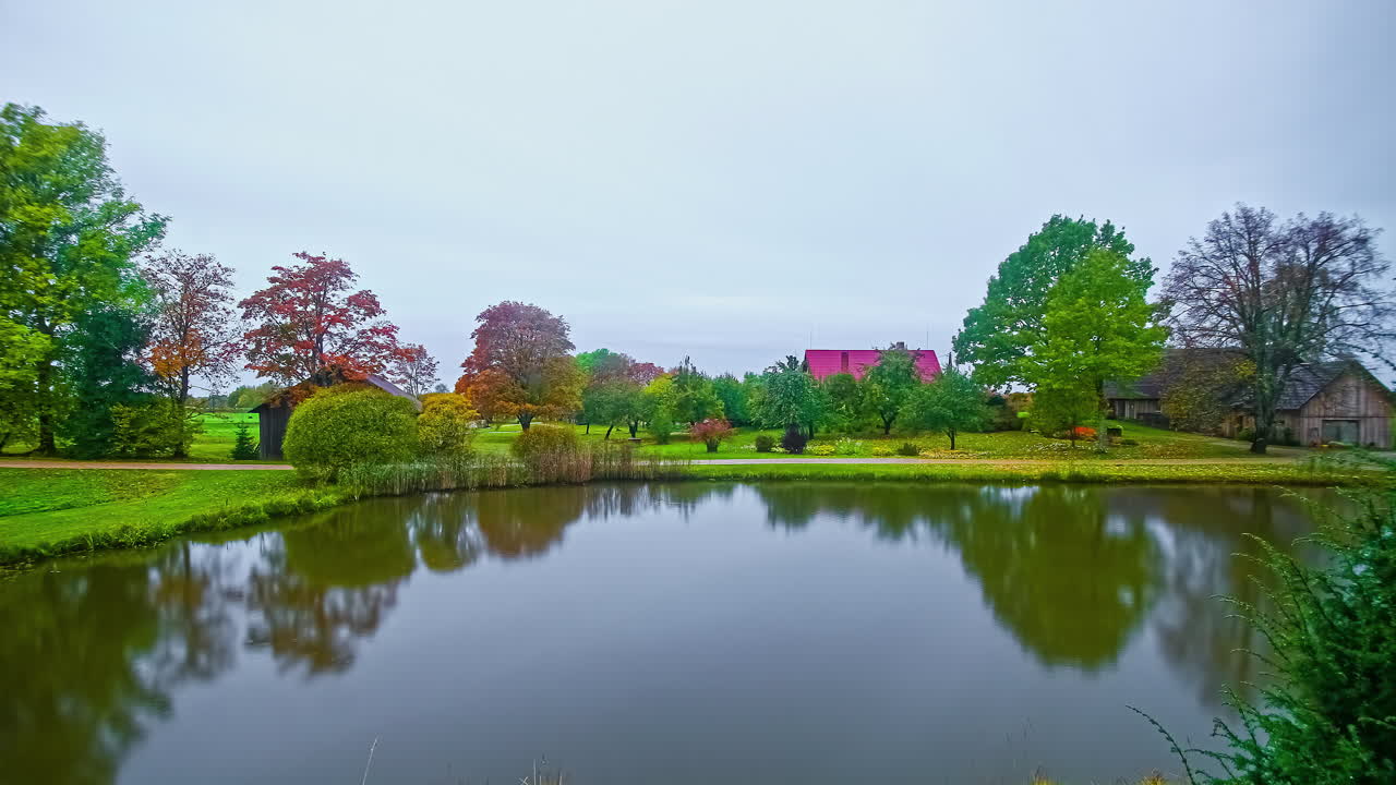 lapso de tiempo al lado de un lago suave en letonia con nubes nubladas a medida que cambia el color
