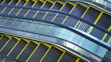 Pov-Zur-Rolltreppe-Im-Kaufhaus-internationaler-Flughafen-Ohne-Menschen