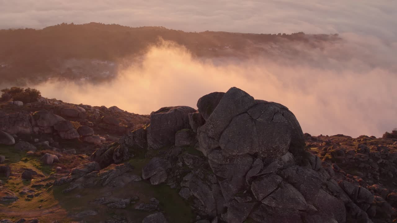 Morgendämmerung über den Burgfelsen von Monsanto, Portugal, Castelo Branco