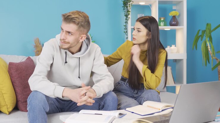 позитивная молодая девушка, поддерживающая и поддерживающая друга, который испытывает стресс и скуку.