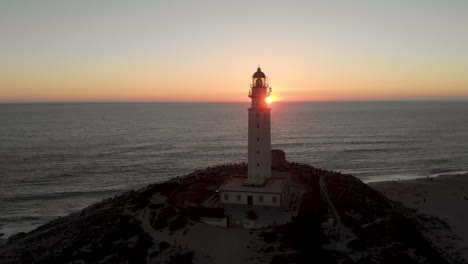 vista aérea del faro de cabo trafalgar al atardecer