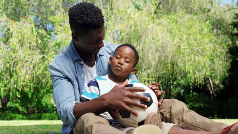 Mann-Hält-Einen-Ball-Und-Spielt-Mit-Seinem-Sohn