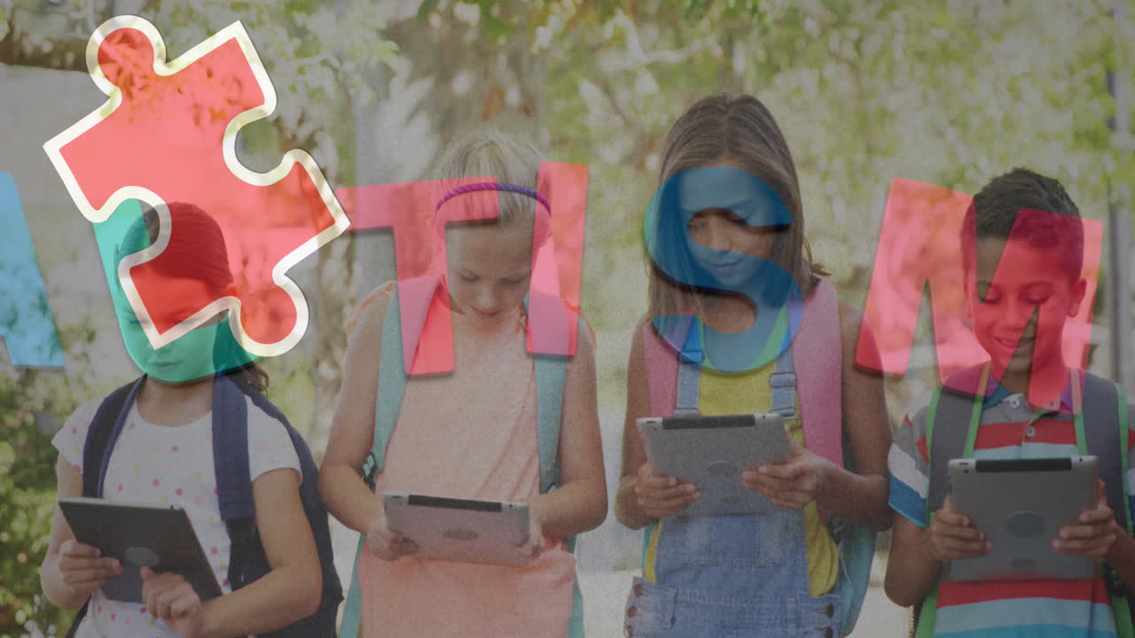animación de piezas de rompecabezas coloridas y texto de autismo sobre niños amigos que usan dispositivos electrónicos