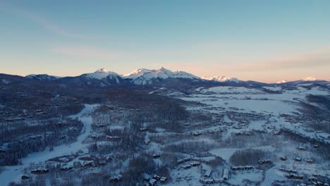 Toma-De-Drones-Que-Muestra-La-Hermosa-Puesta-De-Sol-En-Telluride,-Co-En-Los-Meses-De-Invierno