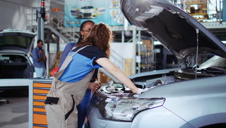 técnico en el garaje limpia el coche de los clientes
