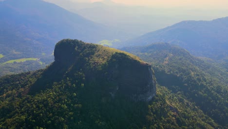 Abendliche-Luftaufnahme-Des-Bibelfelsens-In-Sri-Lanka