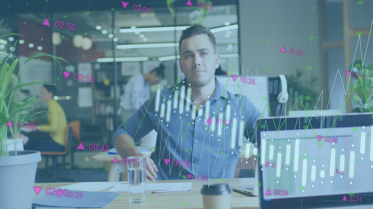 animación de procesamiento de datos estadísticos contra el retrato de un hombre caucásico sonriendo en la oficina