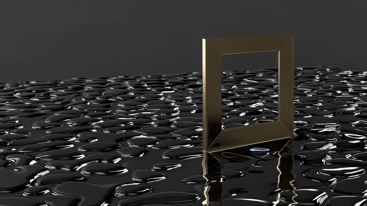 золотая рама на отражающей поверхности с жидкостью и камнями