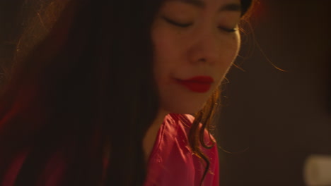 집 파티에서 알코올을 마신 후 소파에서 깨어나는 여성의 근접 사진. 숙취로 고통받고 휴대 전화 메시지를 확인하고 있습니다.