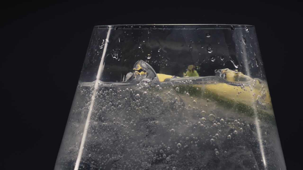 cóctel de menta con hielo de limón y burbujas. concepto de bebidas frías refrescantes de verano