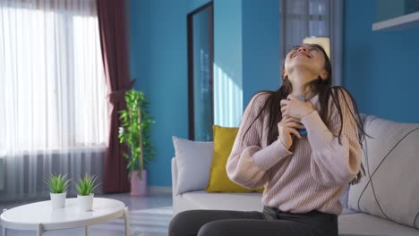 mujer joven asiática leyendo buenas noticias regocijándose y siendo feliz.