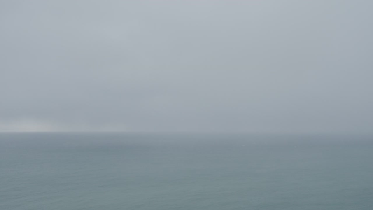 구름이 많은 날에 바다와 하늘의 지평선