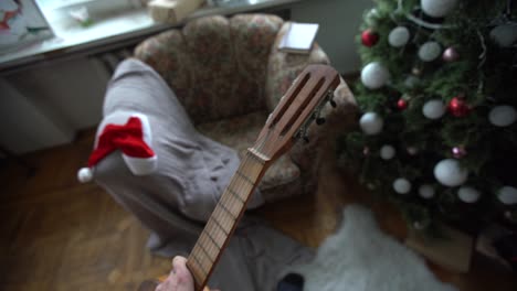 Virtuelle-Brille-Und-Eine-Gitarre.-Weihnachtsbaum-Mit-Weihnachtsschmuck