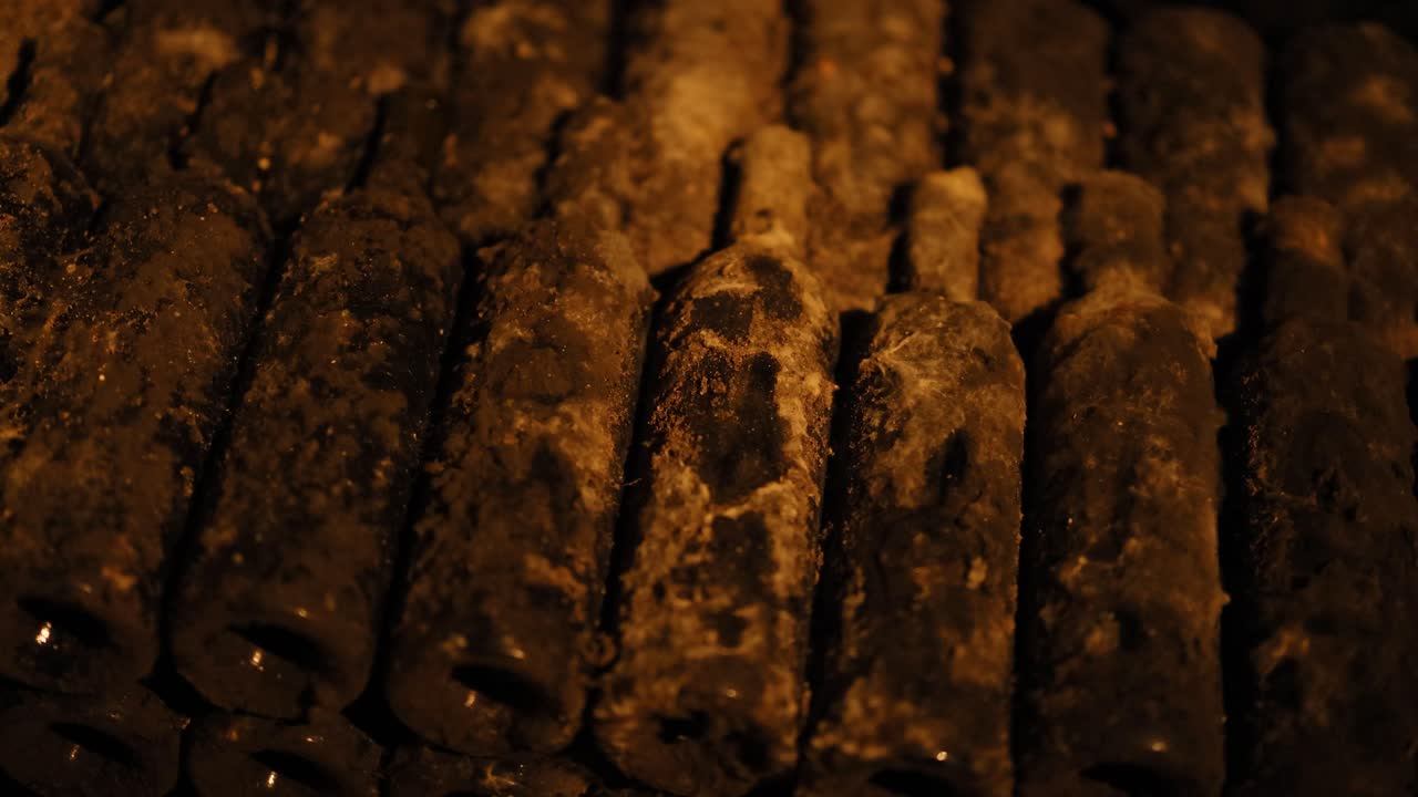 botellas de vino mohosas en un sótano histórico