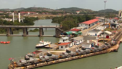 Locomotoras-Listas-Para-Tirar-De-Los-Barcos-En-Las-Esclusas-De-Miraflores,-Canal-De-Panamá