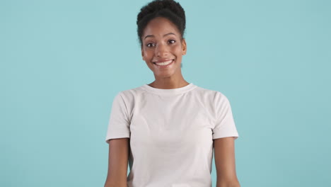 mujer afroamericana excitada posando
